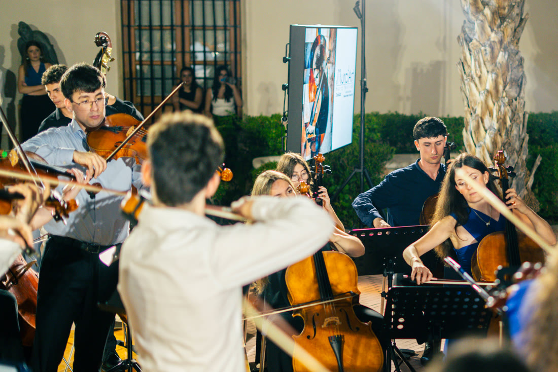 Jóvenes intérpretes durante un concierto al aire libre